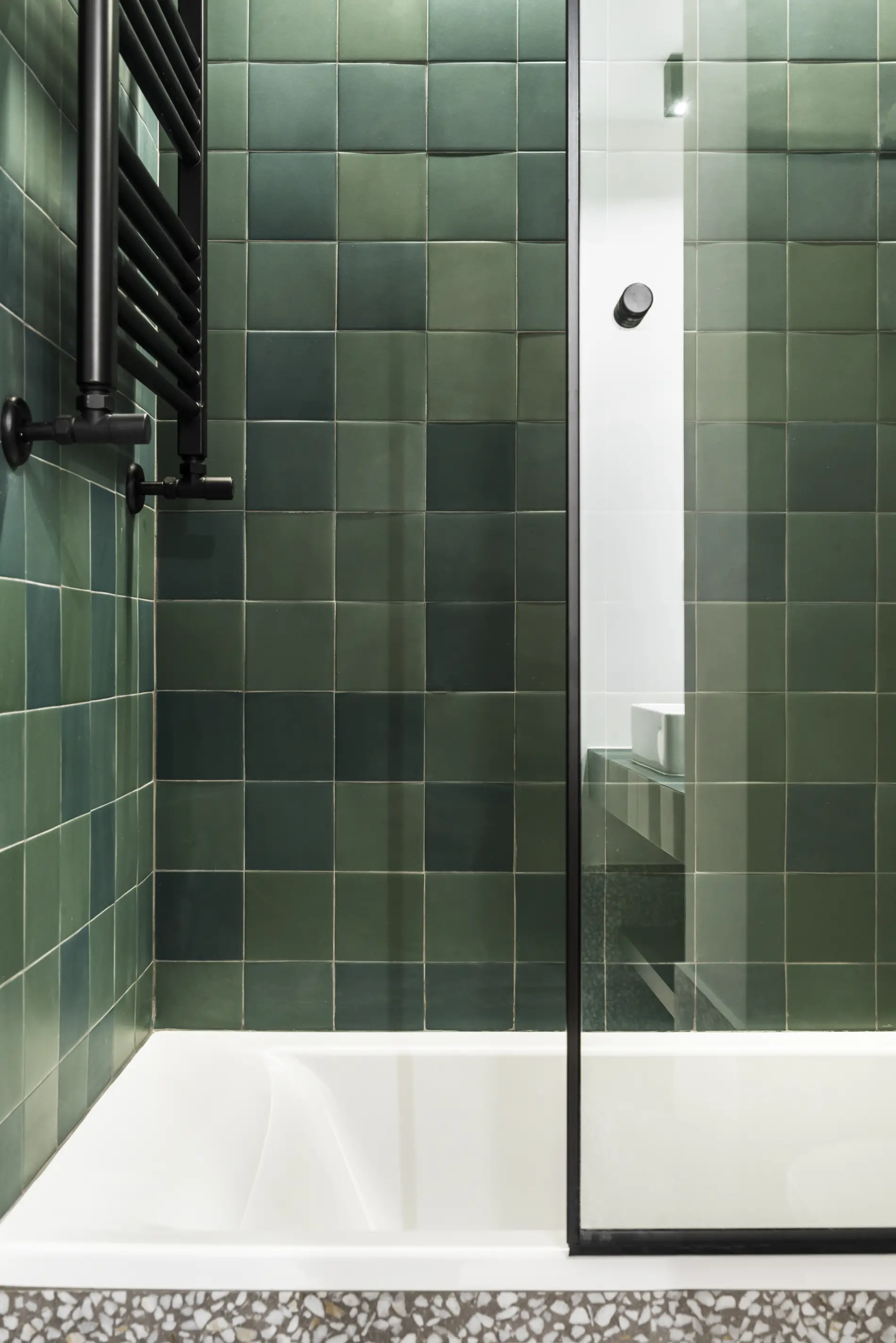 Détail d'une douche à l'italienne avec carrelage imitation pierre à Eysines