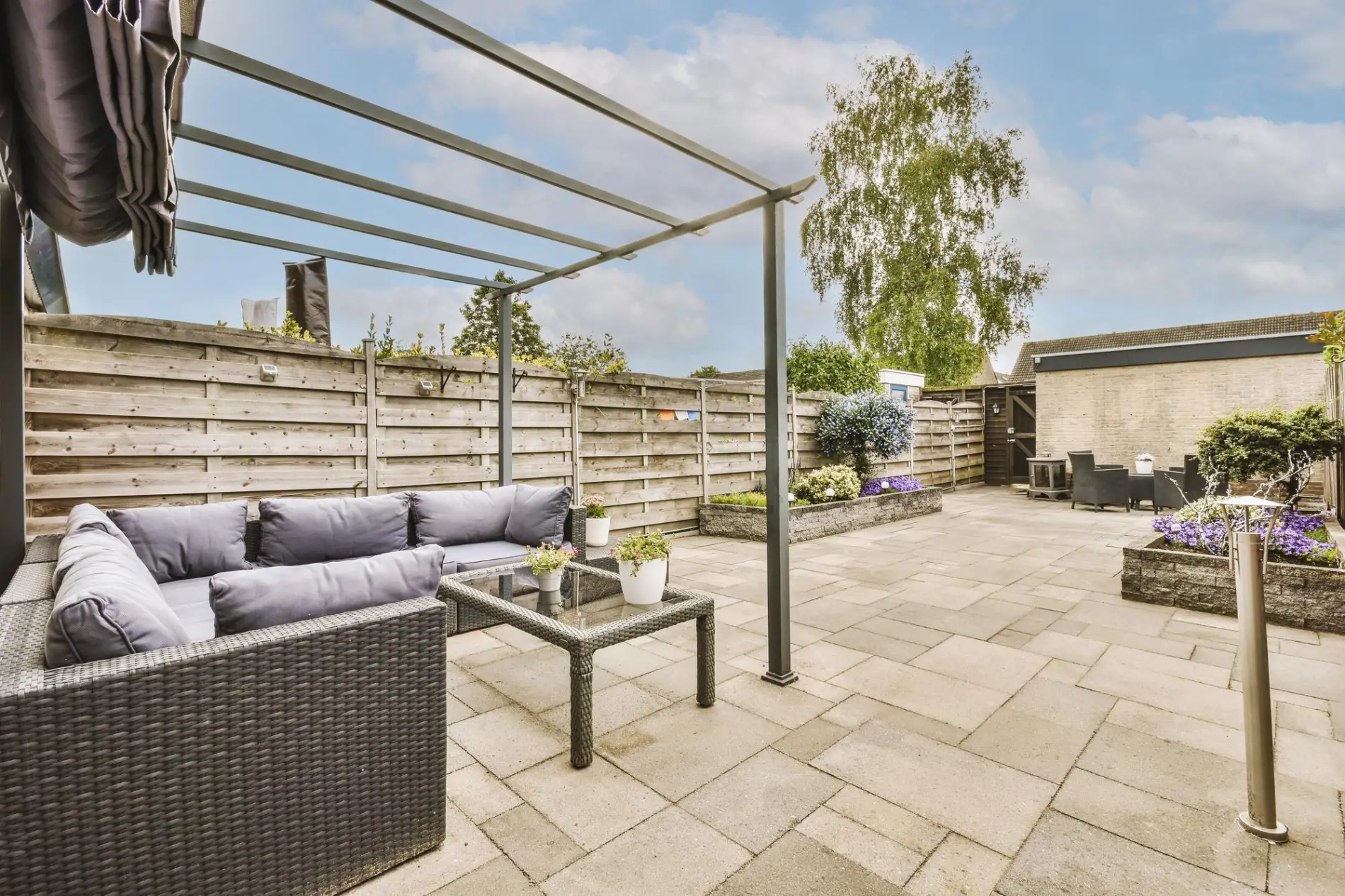 Terrasse extérieure avec un grand carrelage gris contemporain posé à Eysines