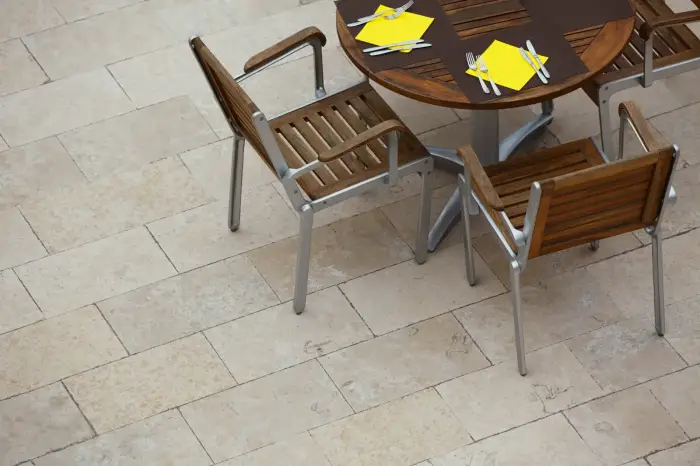 Pose de carrelage sur une terrasse moderne à Bruges par nos artisans