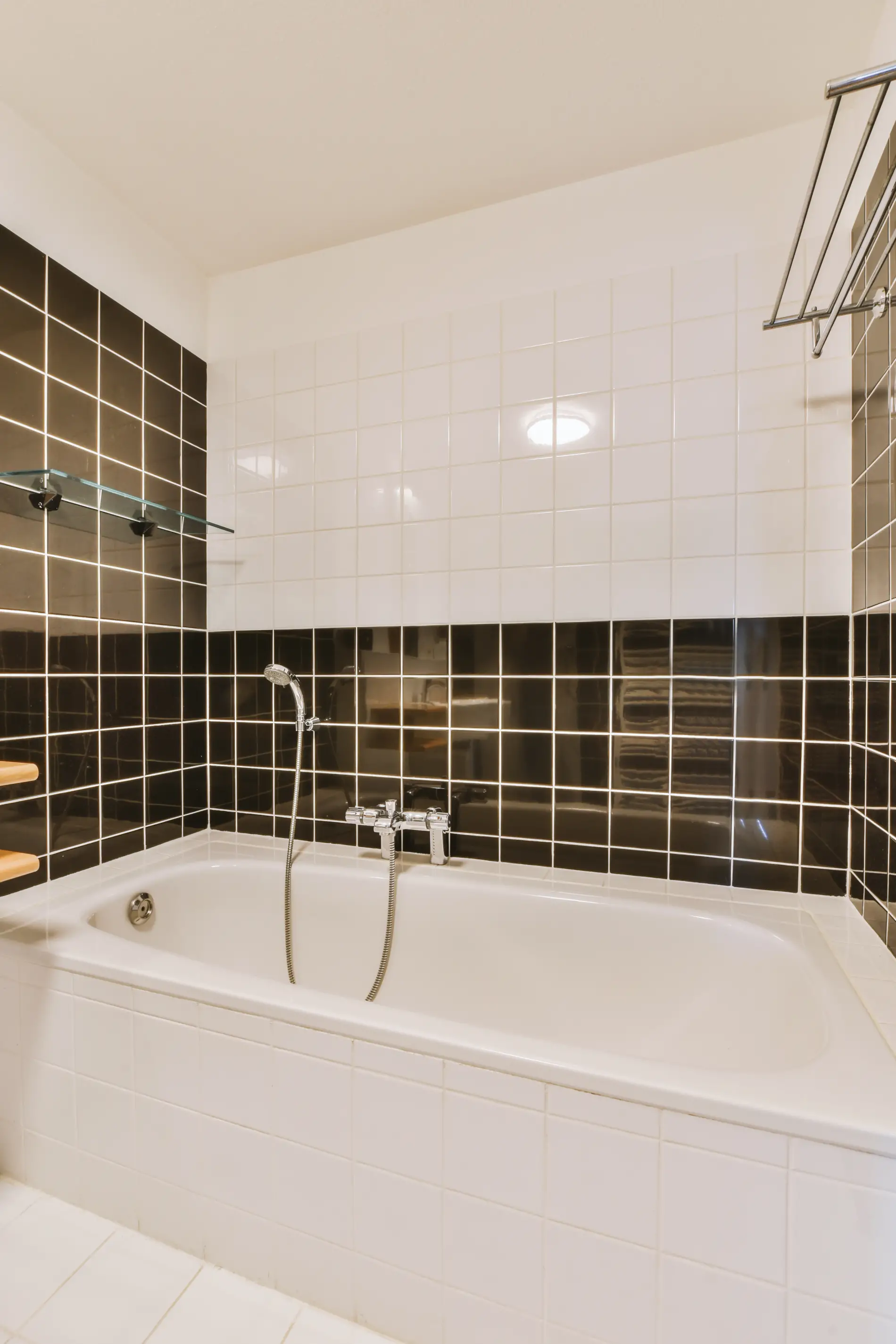 Salle de bain moderne au Bouscat avec faïence et carrelage posés par nos artisans