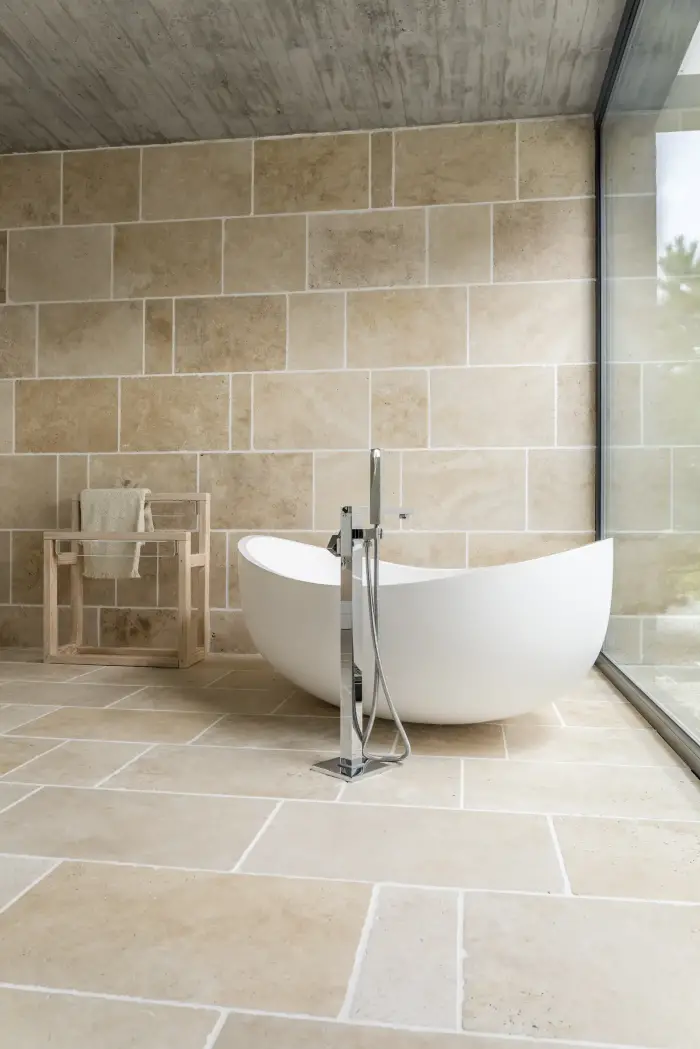 Faïence aspect travertin pour une salle de bain élégante et durable