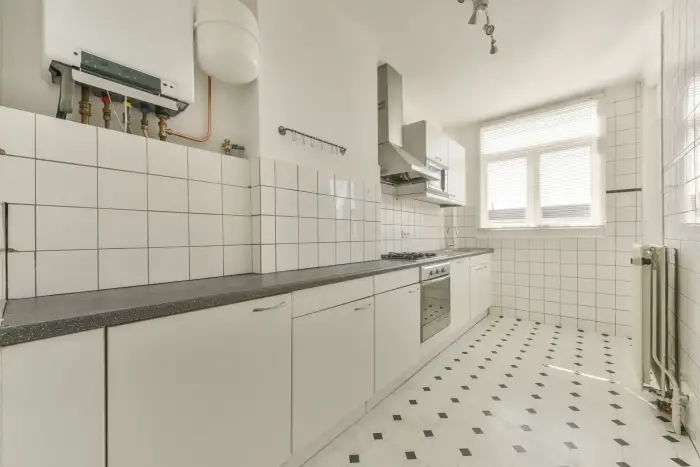 Pose de carrelage intérieur blanc dans une cuisine moderne à Bruges