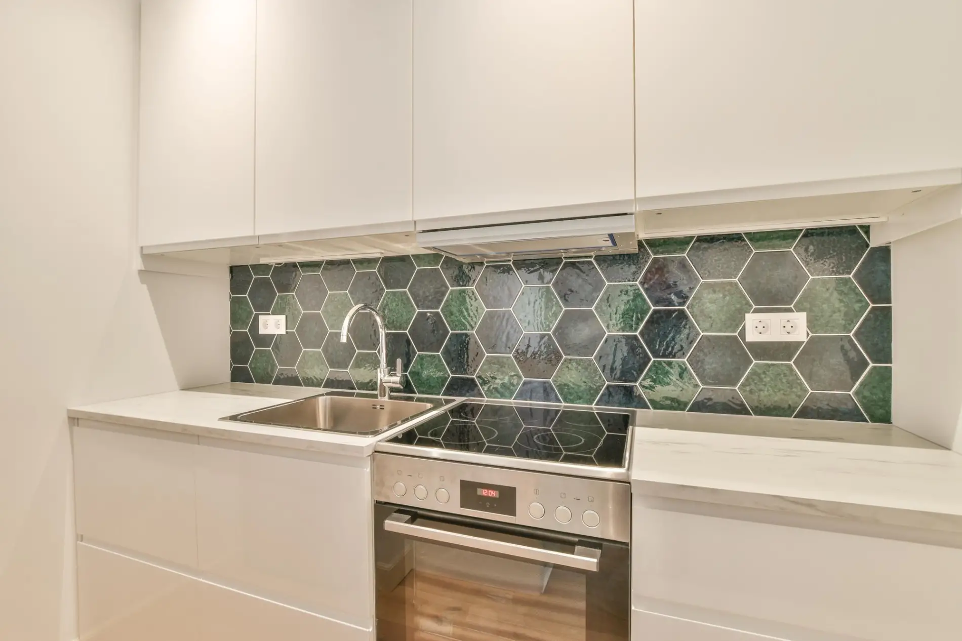 Pose de carrelage hexagonal dans une cuisine design à Bègles