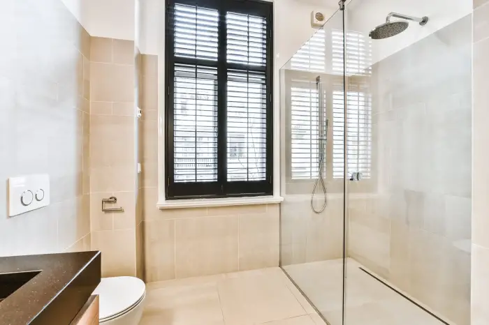 Douche à l'italienne avec carreaux bleu canard salle de bains moderne