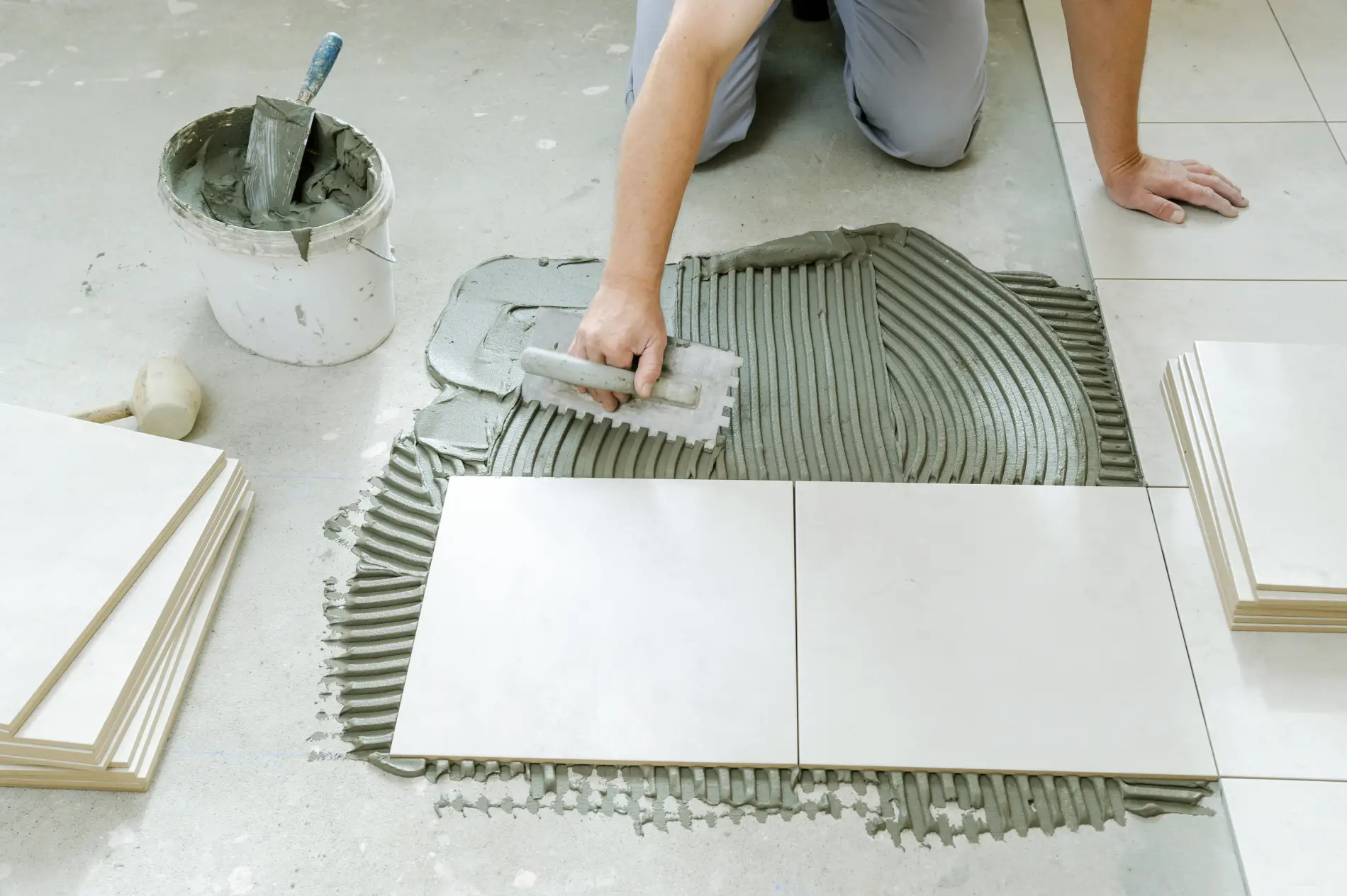 Artisan carreleur appliquant la colle pour carrelage à Bègles